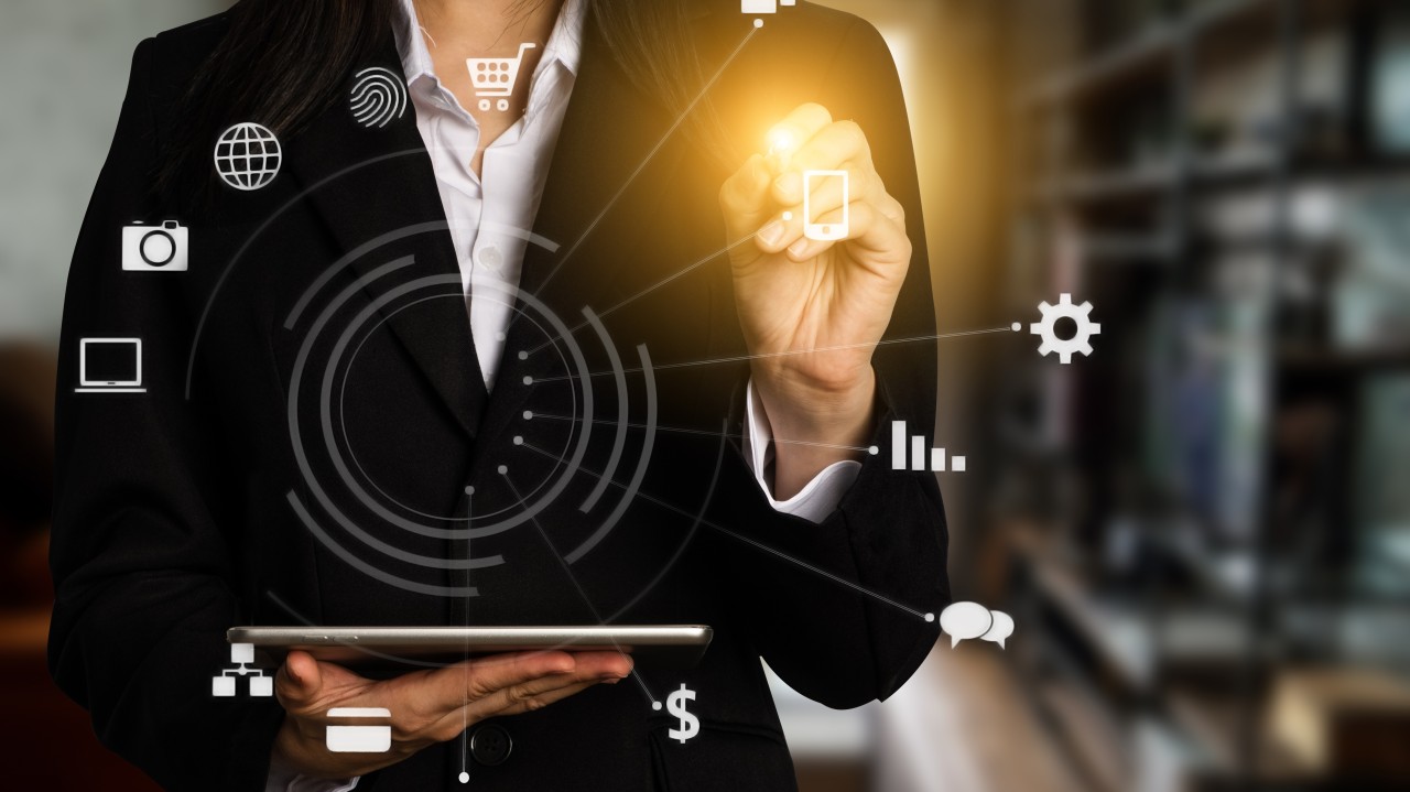 Una persona sujetando una tablet