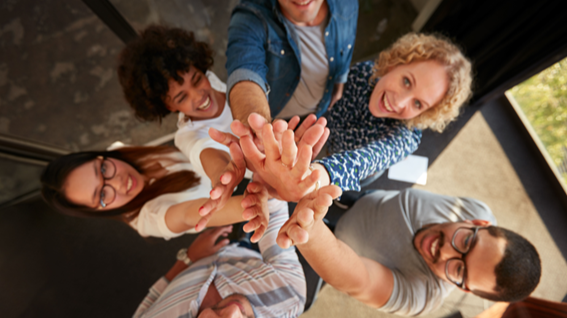 Un grupo de jóvenes chocando la mano