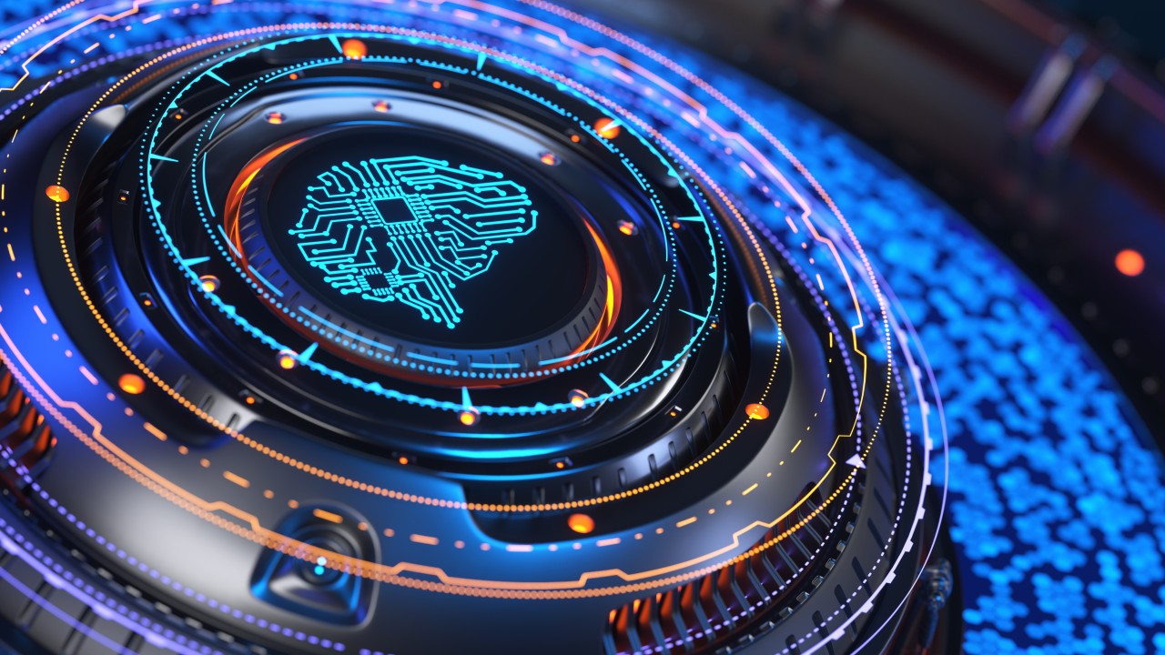 Una pantalla circular futurista con un cerebro a modo de procesador dibujado dentro