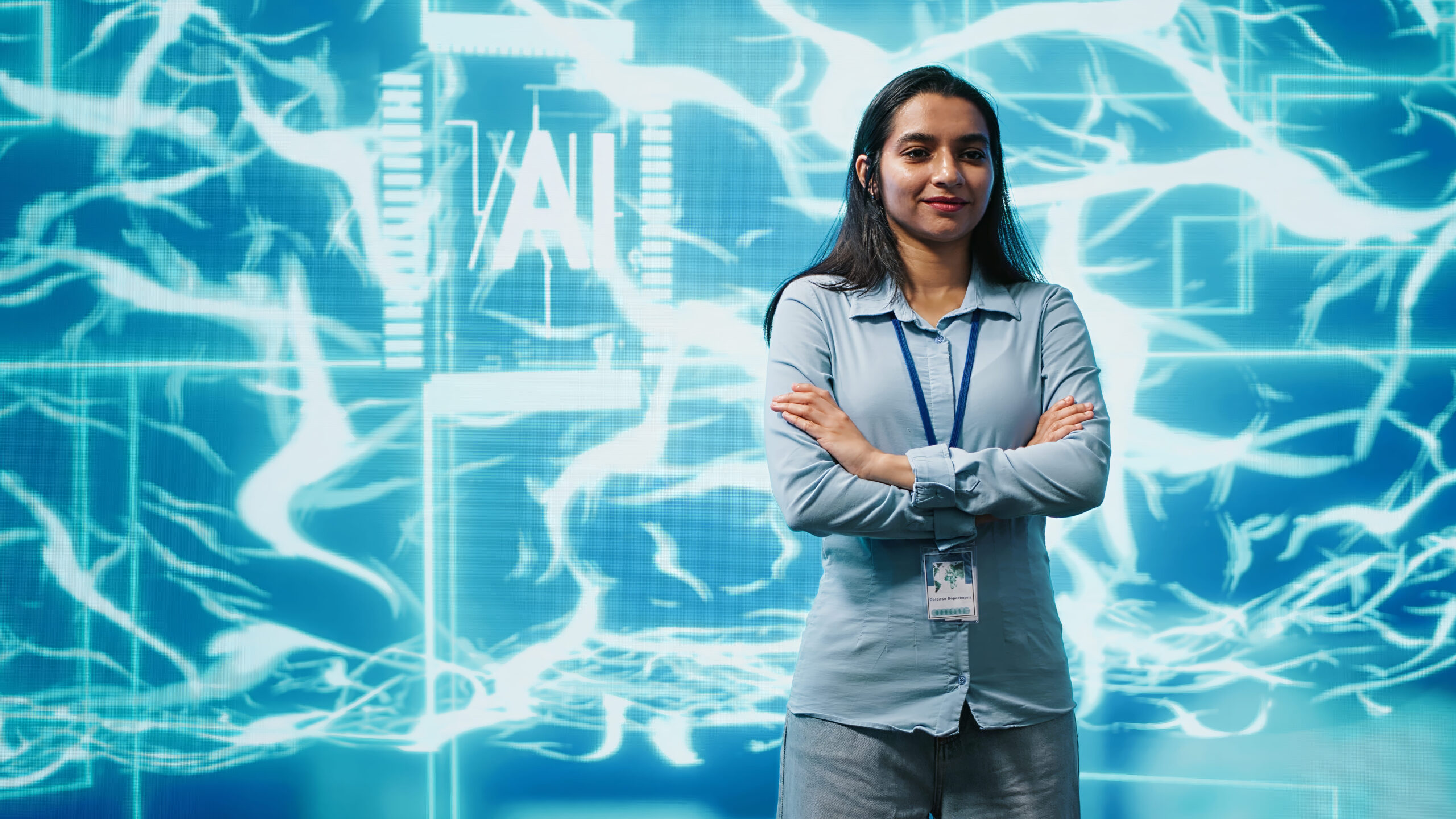 Una mujer de pie con una pantalla detrás con contenido sobre IA