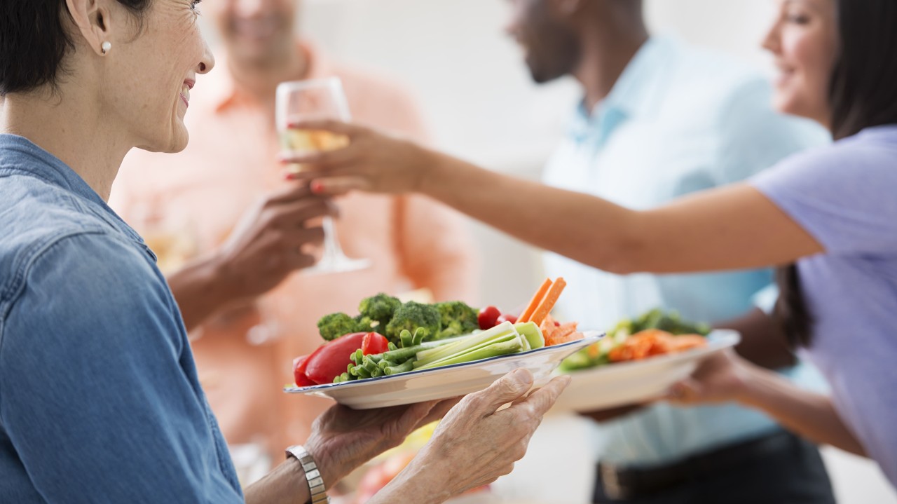 Un grupo de gente comiendo comida saludable