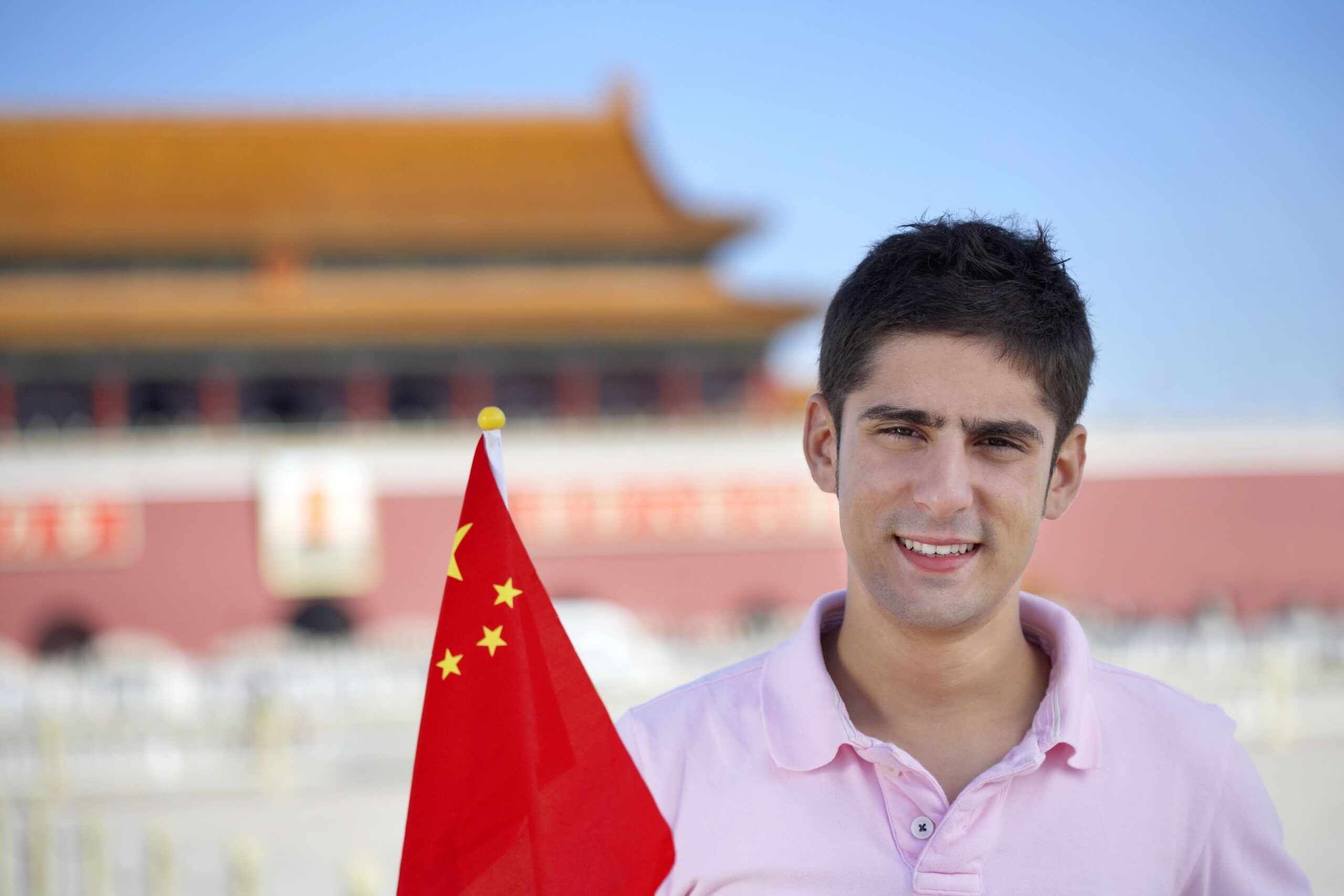 Un hombre junto a una bandera china