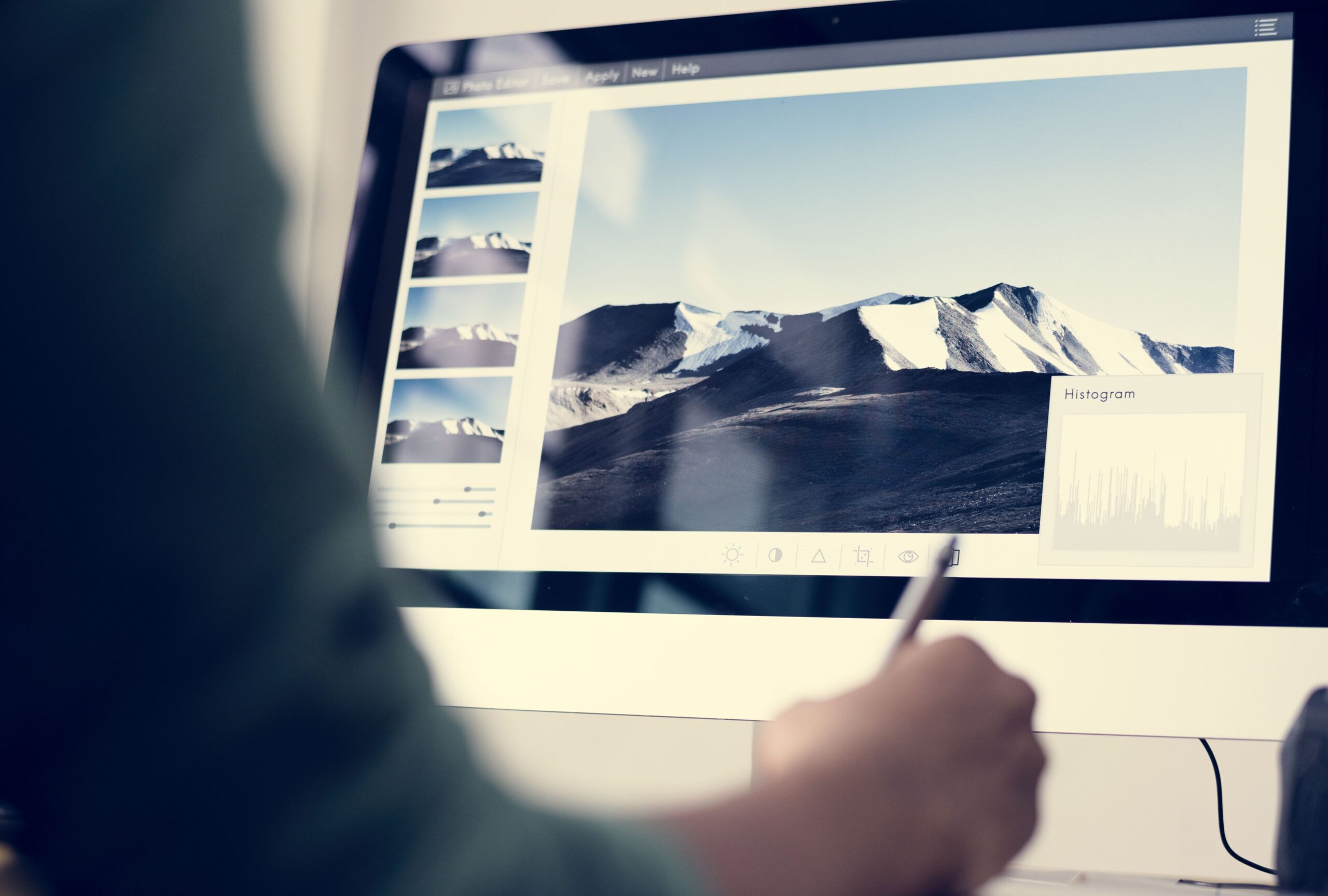 Una persona tratando una imagen sobre un paisaje