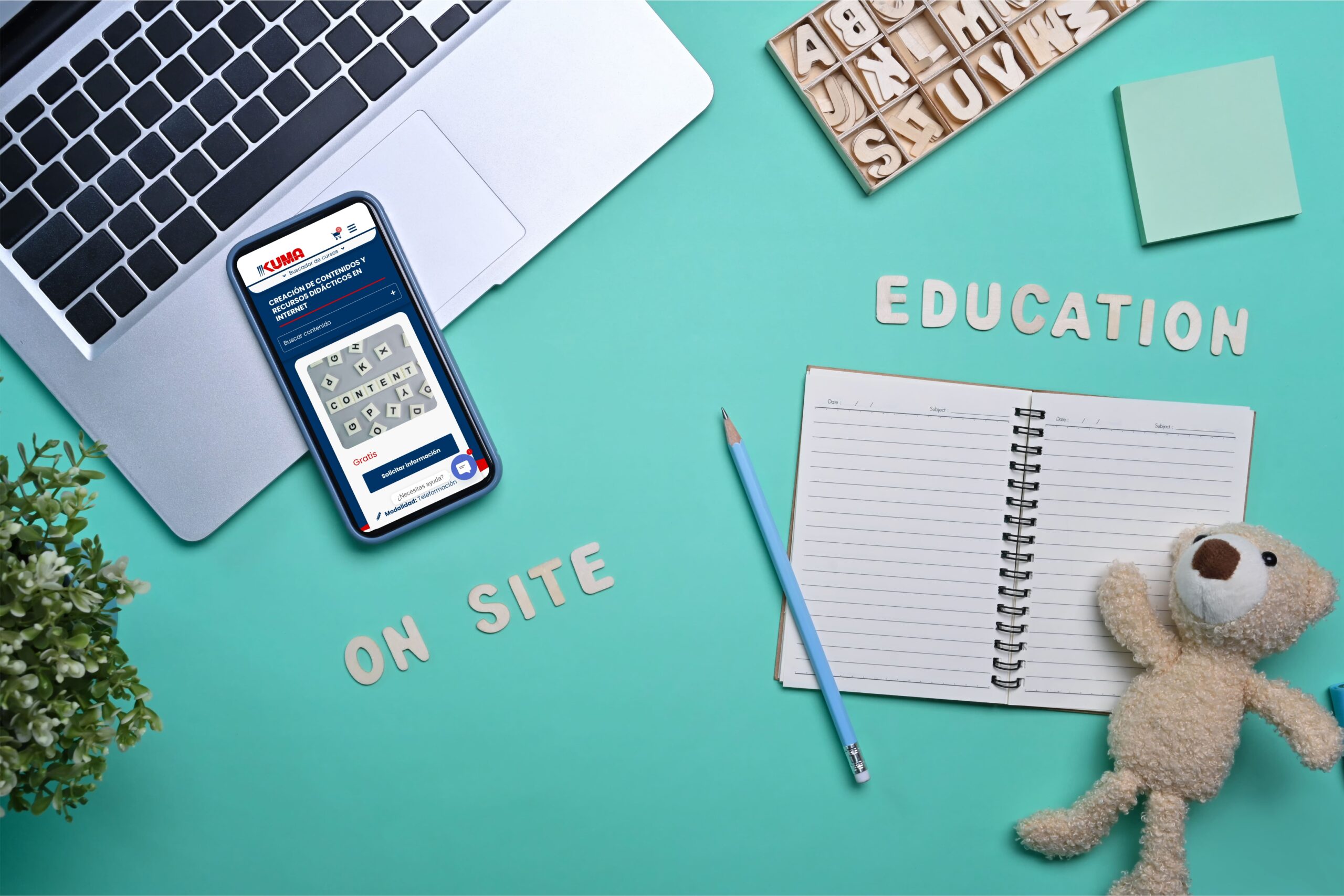 Un portátil, bloc de notas con un texto que avisa de que hay educación a la vista